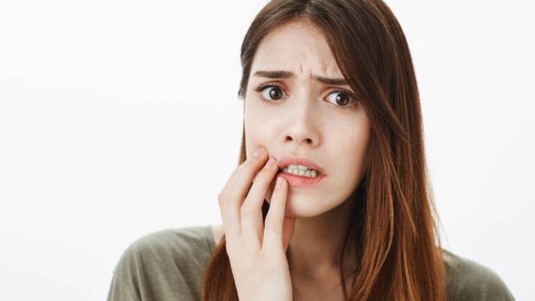 Болит зуб под коронкой — что делать