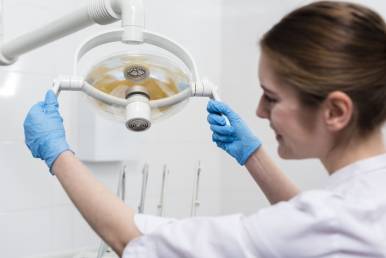 Стоматолог держит в руках медицинское оборудование