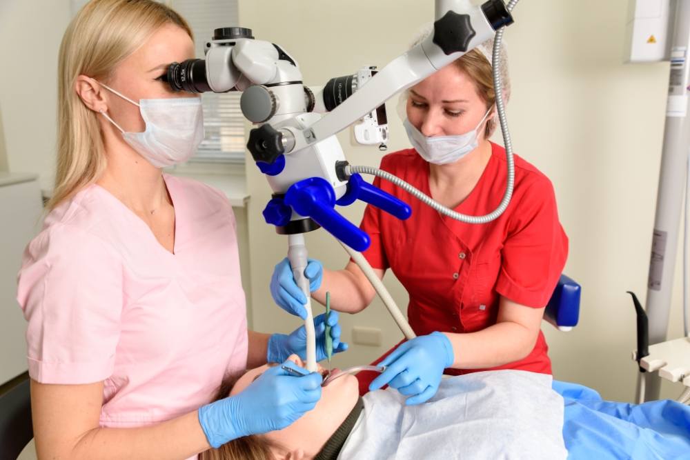 Лечение под микроскопом